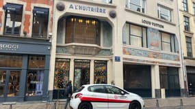 La façade de la boutique a été forcée à la voiture bélier.