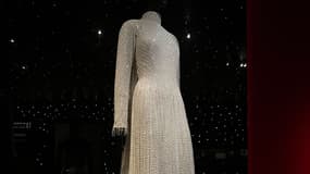 La robe portée par Céline Dion lors de la cérémonie d'ouverture exposée à la Galerie Dior à Paris