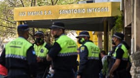 Des officiers de police se tiennent devant l'hôpital argentin où ont été détectés 9 cas de pneumonie, le 1er septembre 2022.