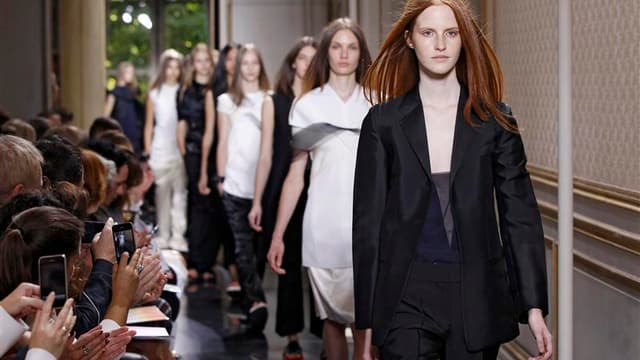 La discrète Phoebe Philo a fait chez Céline le pari d'un été en noir et blanc avec un vestiaire décontracté présenté dimanche, au sixième jour de présentation des collections parisiennes de prêt-à-porter pour le printemps-été 2013. /Photo prise le 30 sept