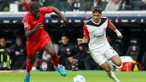 Dayot Upamcano et Omar Marmoush lors de Francfort-Bayern Munich, le 6 octobre 2024 en Bundesliga