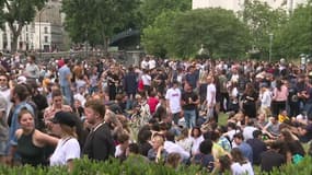 À Paris, des centaines de personnes sont rassemblées aux abords du canal Saint-Martin pour la fête de la musique