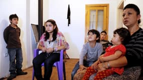 La famille Dibrani, jeudi 17 octobre au Kosovo. Leonarda est assise au centre.