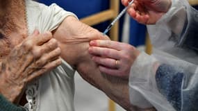 Une infirmière vaccine une personne âgée le 20 janvier 2021 à Quimper