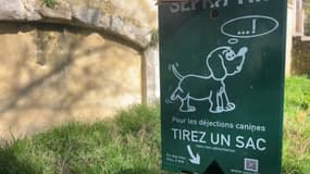 La ville de Manosque a installé des distributeurs de sacs à crottes. 