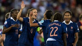 Plusieurs joueurs de l'équipe de France féminine célèbrent un succès contre l'Angleterre à l'Euro, le 5 juillet 2025