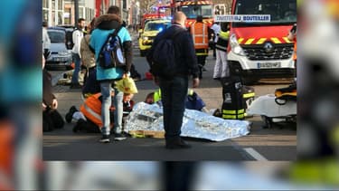 Plusieurs personnes ont été percutées par un véhicule, 4 d'entre elles sont légèrement blessées.