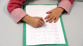 Une enfant en classe de CP dans une classe à Andrézieux-Bouthéon, en 2010 (image d'illustration)
