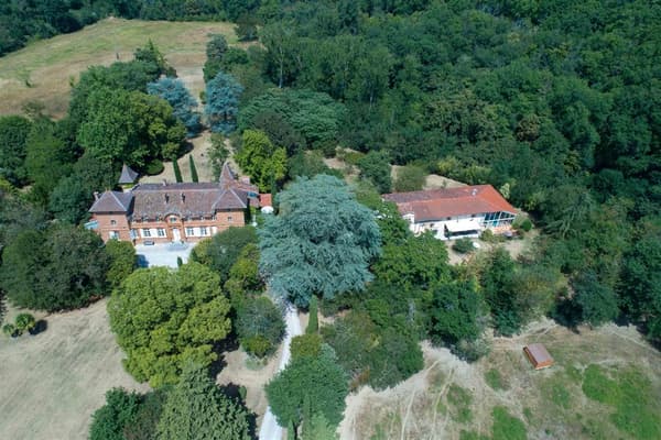 Ce château entouré de verdure est situé à Marquefave une commune aux environs de Toulouse. Son prix ? 1.39 million d'euros.