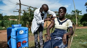 Un infirmier administre le vaccin Oxford/AstraZeneca contre le Covid-19 à une femme, à Siaya, au Kenya, le 18 mai 2021