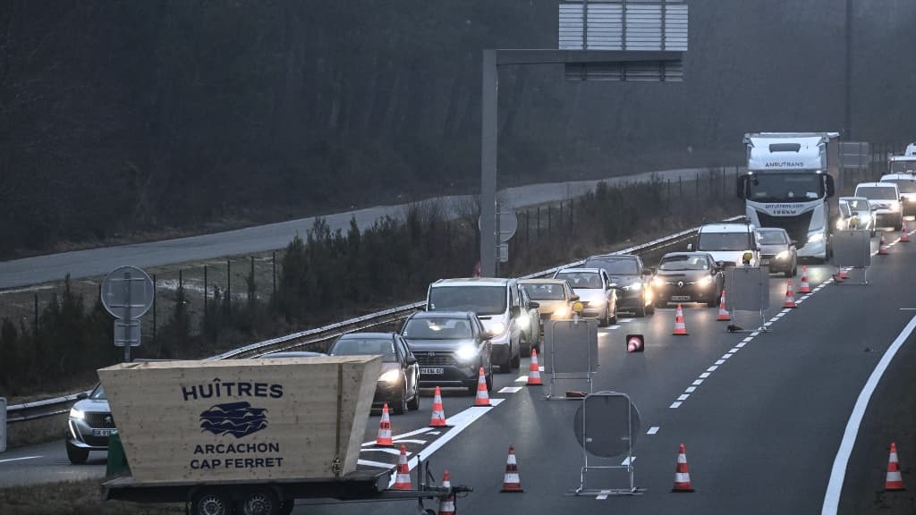 Des ostréiculteurs ont bloqué les routes à Biganos près d'Arcachon lundi. Des ostréiculteurs ont bloqué les routes à Biganos près d'Arcachon lundi.