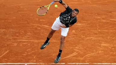 Jo-Wilfried Tsonga au service face au Croate Marin Cilic à Monte-Carlo , le 11 avril 2022 