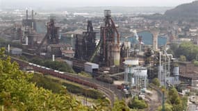 Les syndicats de l'usine ArcelorMittal de Florange (Moselle), dont les hauts fourneaux sont à l'arrêt pour une durée indéterminée, tirent le signal d'alarme à deux mois de l'élection présidentielle sur les risques de fermeture du site. /Photo prise le 9 s