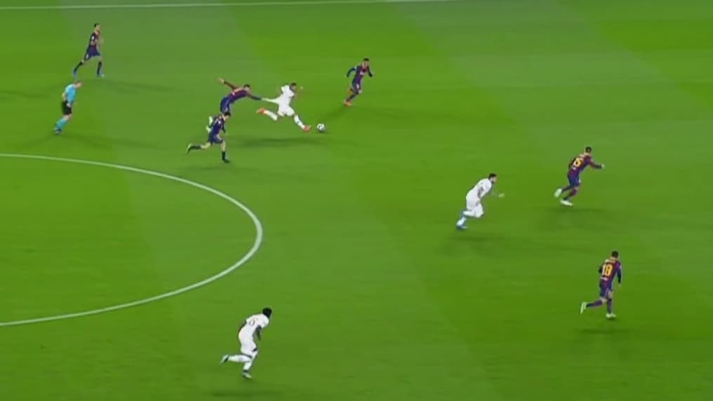 Piqué attrape Mbappé Piqué attrape Mbappé