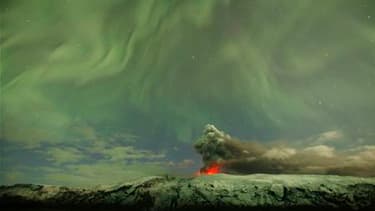 Vue du volcan Eyjafjöll jeudi en Islande. Selon le secrétaire d'Etat au Tourisme, Hervé Novelli, l'Etat a mis des outils à disposition des voyagistes français pour surmonter les difficultés provoquées par le nuage de cendres volcaniques islandais, mais d'