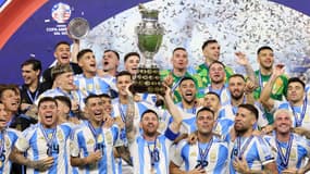 Lionel Messi soulève le trophée après la victoire de l'Argentine en finale de la Copa America, le 15 juillet 2024.