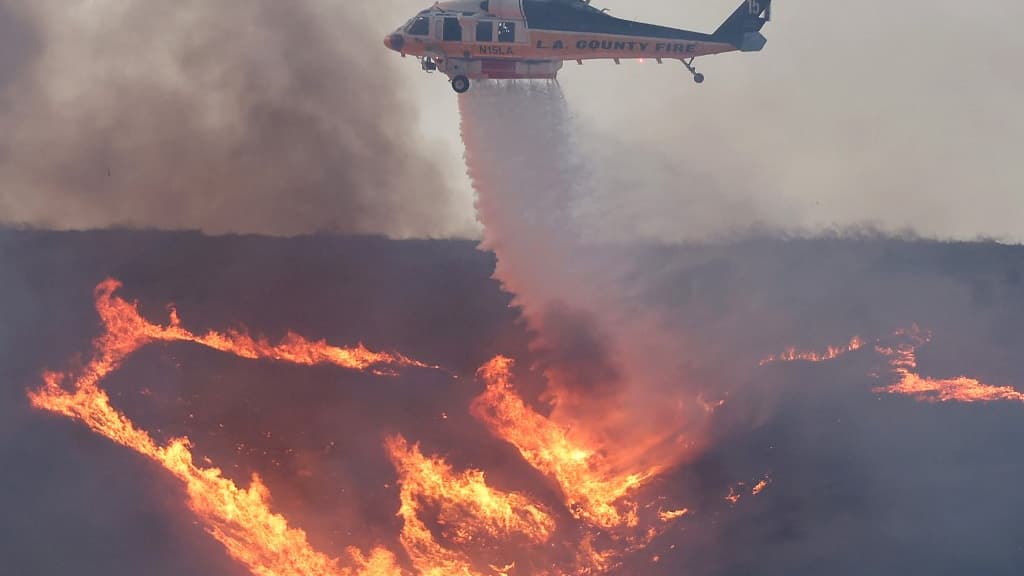 Des pompiers luttent contre les flammes autour du lac Castaic, Californie, le 22 janvier 2025
