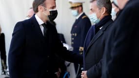 Le président Emmanuel Macron (g) salue l'ancien président Nicolas Sarkozy lors d'un hommage aux victimes du terrorisme aux Invalides, le 11 mars 2021 à Paris