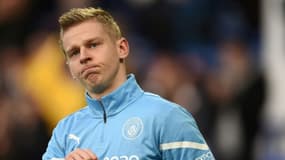 Le milieu de terrain ukrainien de Manchester City, Oleksandr Zinchenko, à l'échauffement avant le match de la 27e journée de Premier League contre Everton, le 26 février 2022 au Goodison Park à Liverpool