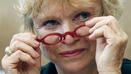 La candidate d'Europe Ecologie-Les Verts à la présidentielle, Eva Joly, a lancé samedi sa campagne par un discours musclé, fustigeant la "corruption" au sommet de l'Etat ou les remarques sur ses origines norvégiennes, et rejetant tout retrait au profit du