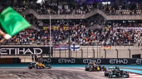Lewis Hamilton et Max Verstappen, au GP d'Abu Dhabi en décembre 2021.