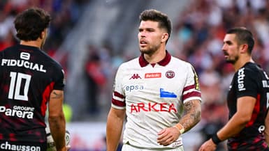 L'ouvreur de l'UBB Matthieu Jalibert entouré des Toulousains Romain Ntamack et Thomas Ramos, le 28 juin 2025