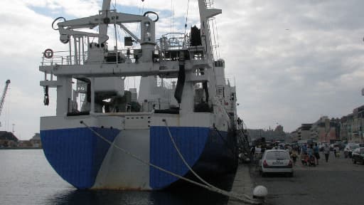 Un "bateau usine" dans le port de Saint-Malo.