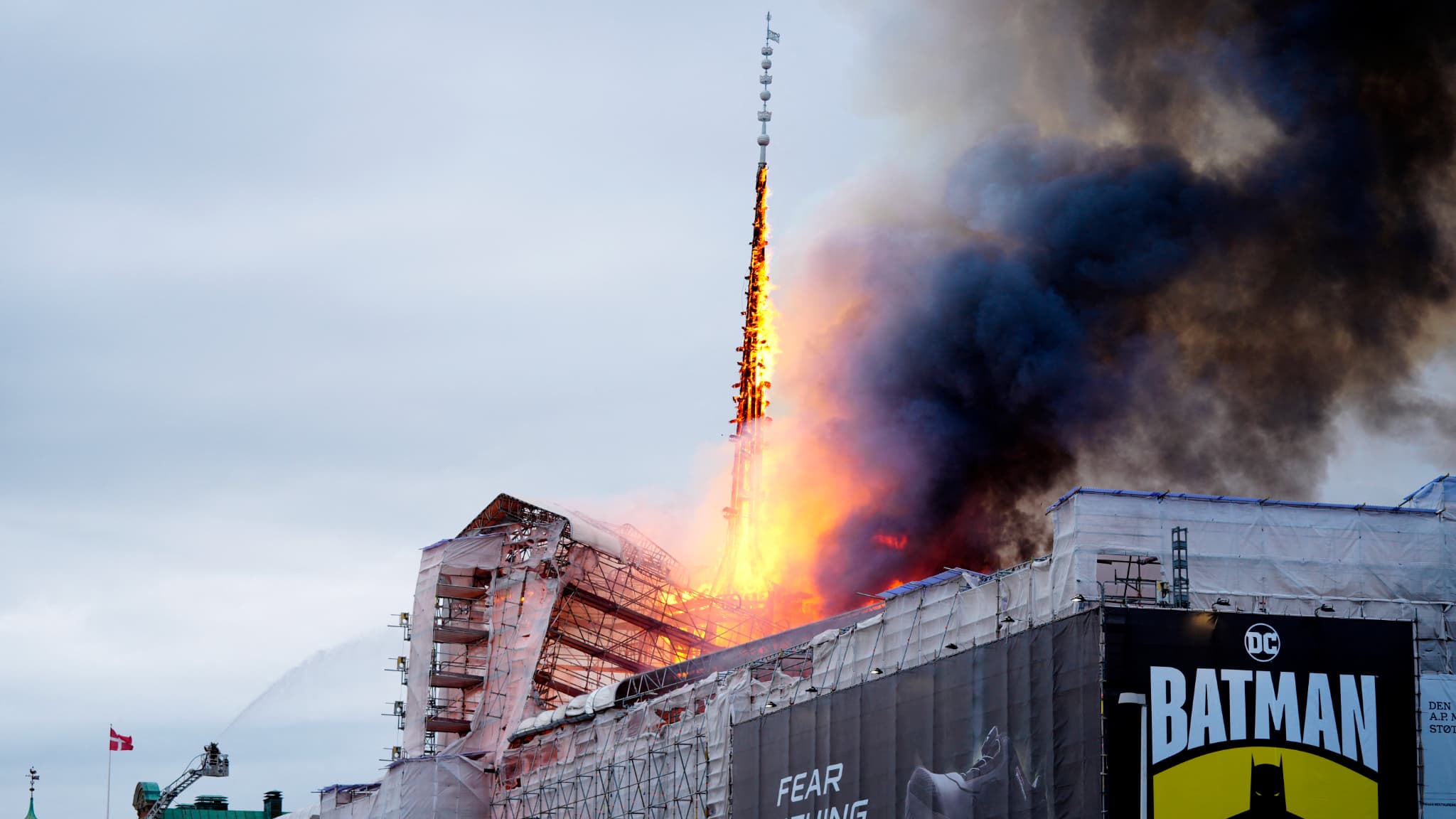 spectacular fire at the Copenhagen Stock Exchange, the 54 meter high spire collapses