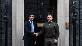 Volodymyr Zelensky et Rishi Sunak devant le 10, Downing Street à Londres le 8 février 2023.