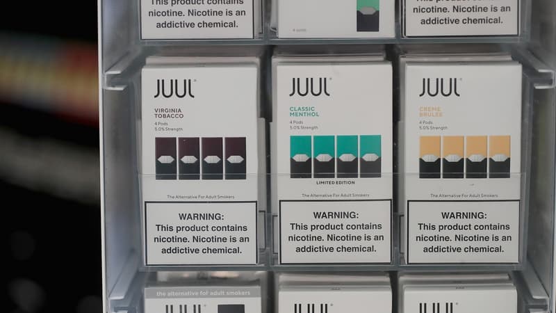 En France, la Juul peut se recharger avec des pods aux saveurs fruitées interdites aux États-Unis. 