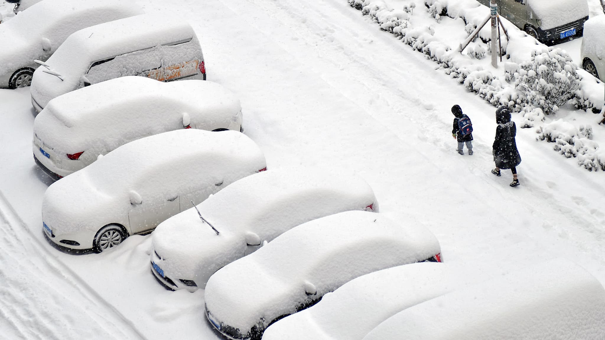Des voitures couvertes de neige à Yantai dans la province chinoise du Shandong, le 20 décembre 2023.