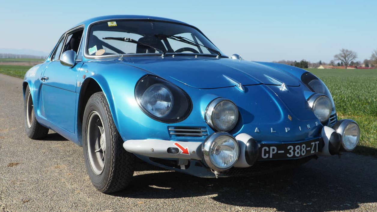 C'est cette Alpine A110 qu'a choisi Cédric Faiche pour son premier Tour Auto, une traversée de la France qu'il nous fera vivre dès le 19 avril.