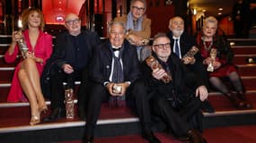 Marie-Anne Chazel, Michel Blanc, Christian Clavier, Thierry Lhermitte, Bruno Moynot, Gerard Jugnot et Josiane Balasko posent avec leur César d'honneur le 12 mars 2021.