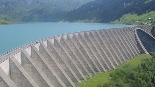 Le barrage de Roselend, situé dans le massif alpin