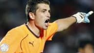 Gardien de la meilleure défense du championnat, Cédric Carrasso s'avance prudent chez les Verts.