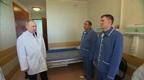 Vladimir Poutine rend visite à des militaires blessés en Ukraine le 25 mai 2022.