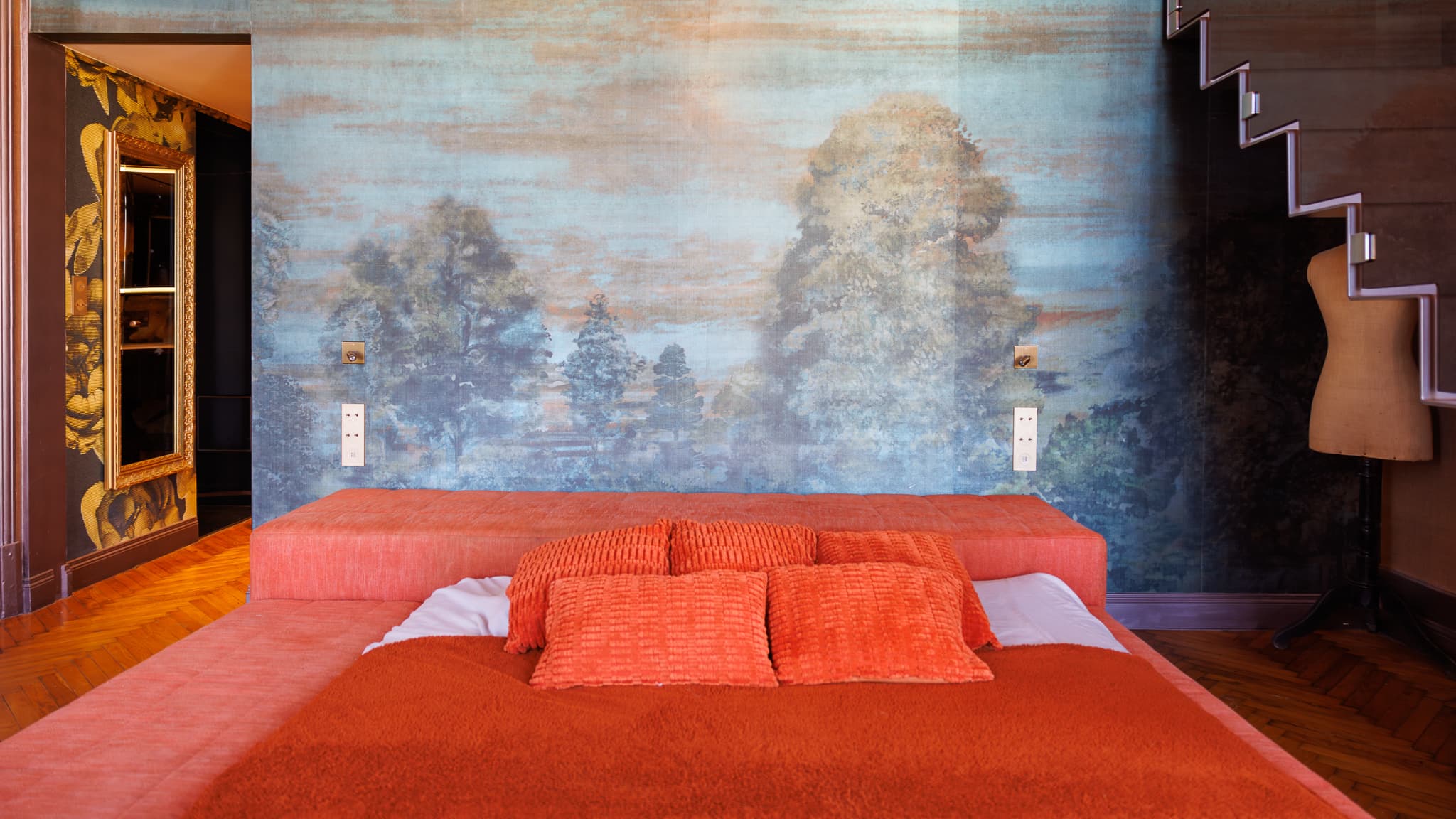 L'appartement est décoré avec dans des couleurs chaudes et des tons orangés. 