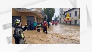 Des pompiers interviennent pour une inondation à Cabiate au nord de l'Italie le 22 septembre 2025