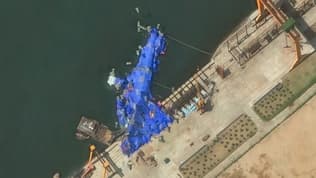 Le navire de 5.000 tonnes recouvert d'une bâche bleue dans le port de Chongjin, en Corée du Nord, le vendredi 23 mai 2025.