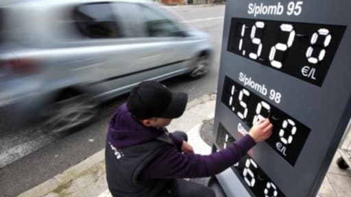 Le prix du diesel augmenterait de deux centimes en 2014, selon Jean-Vincent Placé.