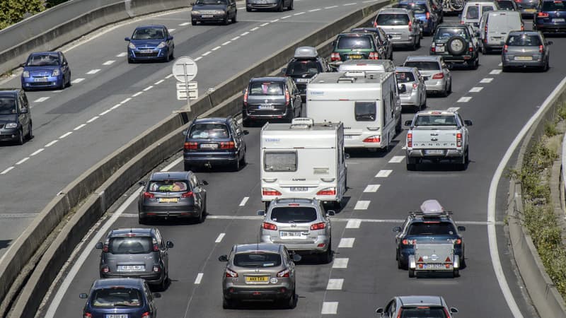 Le ministre de l'Economie a affirmé dimanche qu'il cherchait un moyen de réduire les frais d'autoroutes.