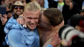 Erling Haaland célèbre la victoire de Manchester City avec un supporter en tribune, 5 octobre 2025