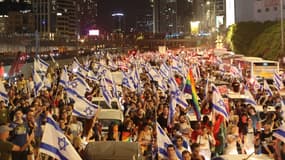 Des Israéliens manifestent à Tel-Aviv contre la réforme de la justice du gouvernement Netanyahu, le 24 juillet 2023.