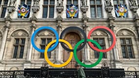 Les anneaux olympiques sur la façade de l'Hôtel de ville de Paris, le 2 septembre 2022