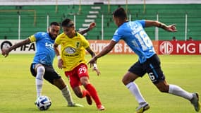 Duel entre les joueurs de Blooming (en bleu) et ceux de Palmaflor (en jaune).