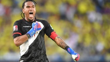 Pedro Gallese, le gardien et capitaine du Pérou, célèbre le but de son équipe vainqueur 1-0 de la Colombie en qualifications au Mondial-2022, à Barranquilla (Colombie), le 28 janvier 2022