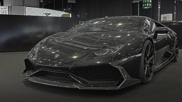 Une brillance à faire mal aux yeux, un noir profond et austère. Cette "Jeddah" est une fantaisie qui pourrait bien trouver son public.