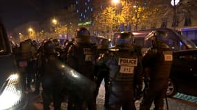 Des policiers sur les Champs-Élysées à l'issue du match France-Maroc, le 14 décembre 2022 à Paris.
