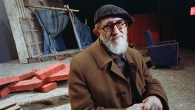 L'abbé Pierre, prêtre catholique français, pose au théâtre Eldorado, le 13 décembre 1988, alors qu'il présente sa deuxième pièce "Permis de Vivre".