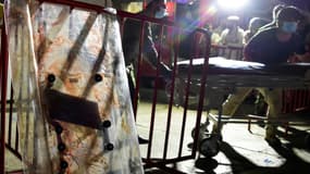 Des soignants apportent un brancard pour transporter des blessés après un double attentat suicide à l'aéroport de Kaboul, le 26 août 2021 en Afghanistan